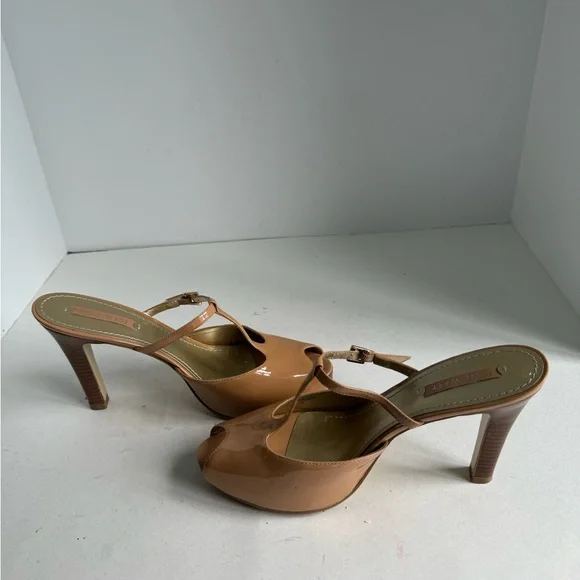 Nine West women's patent leather T Strap peep-toe sandals in beige size 10 - Picture 6 of 12